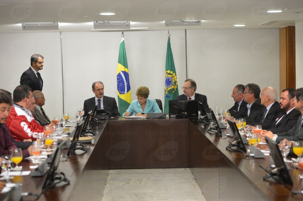 Presidenta Dilma Rousseff, assina  Medida Provisória do Programa de Proteção ao Emprego, durante reunião no Palácio do Planalto (Wilson Dias/Agência Brasil)